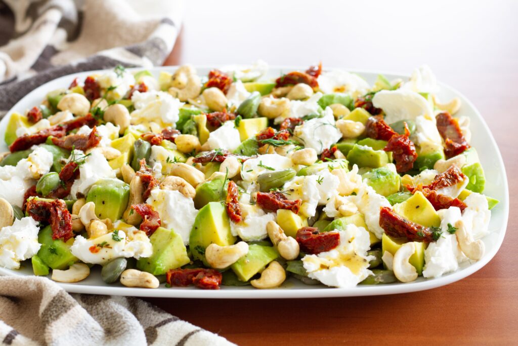Recipe for salad with broad beans, avocado and burrata