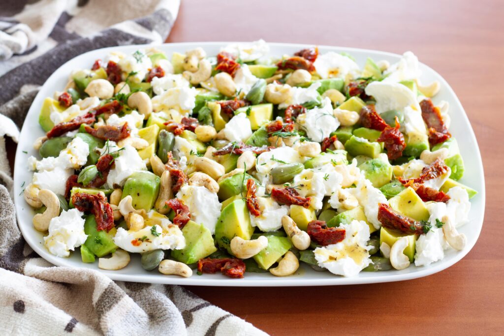 Recipe for salad with broad beans, avocado and burrata
