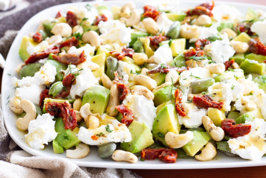Recipe for salad with broad beans, avocado and burrata