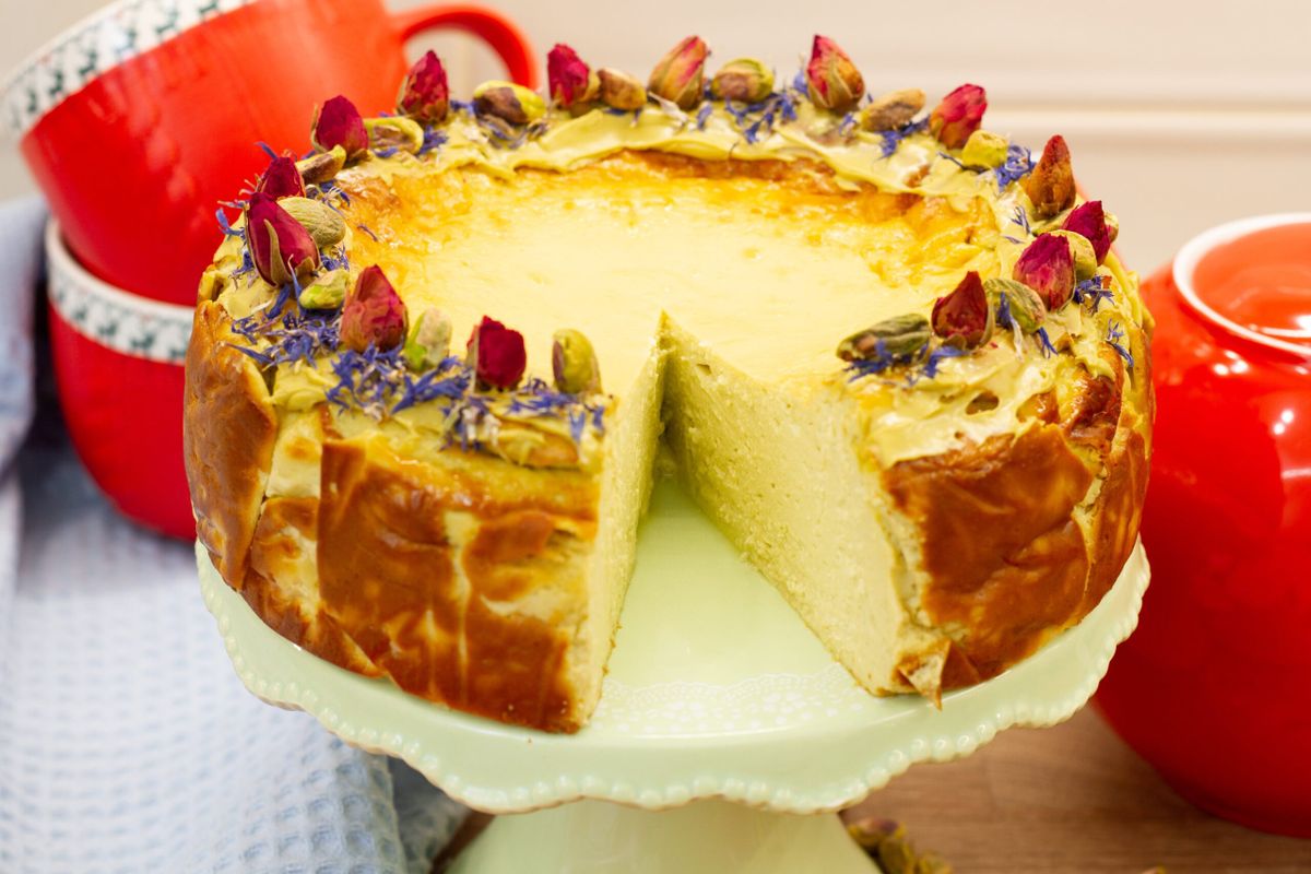 Cheesecake with pistachio cream