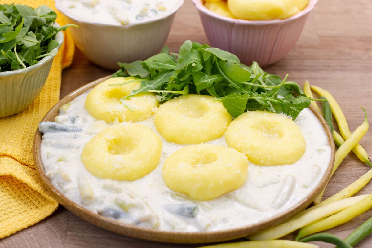 Beans in sauce with dumplings