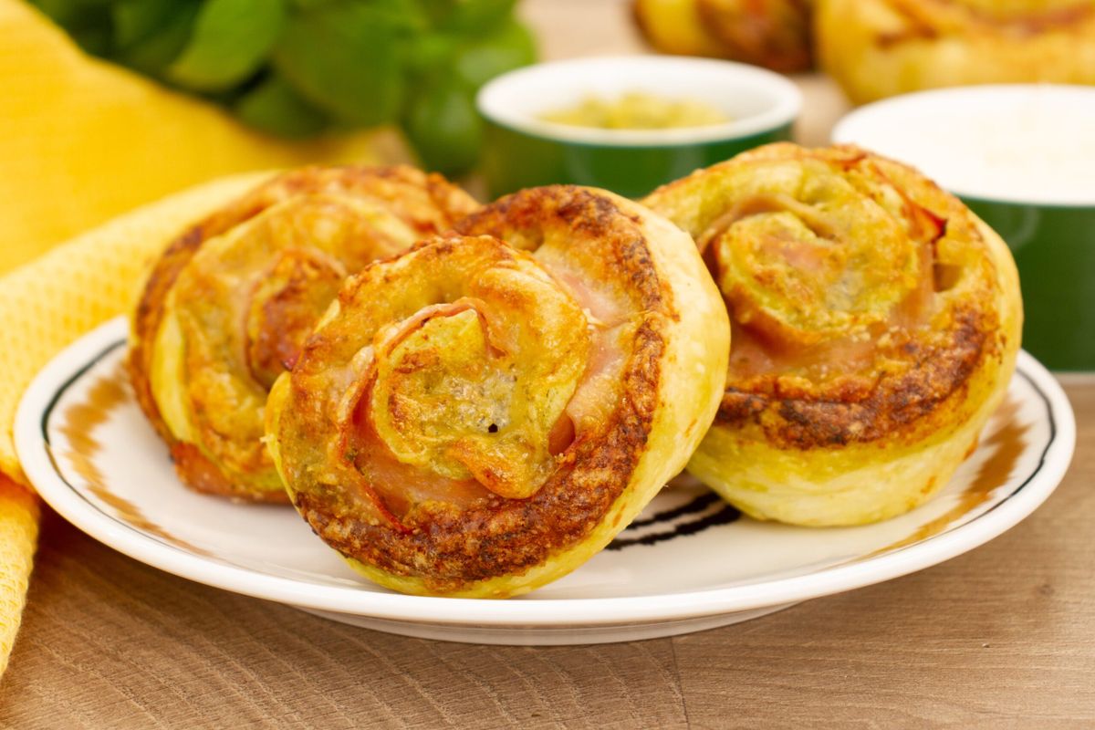 Puff pastry with pesto and ham
