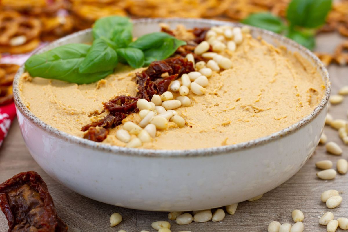 Hummus with sun-dried tomatoes