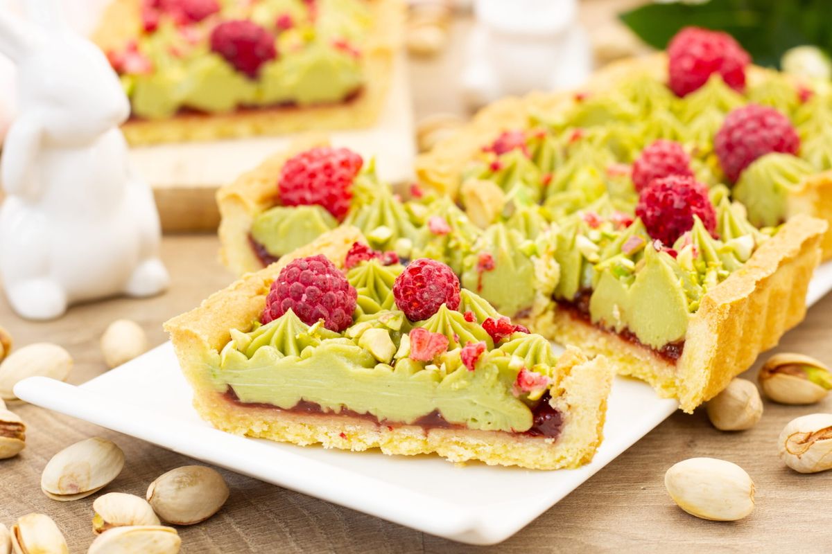 Pistachio and raspberry cake